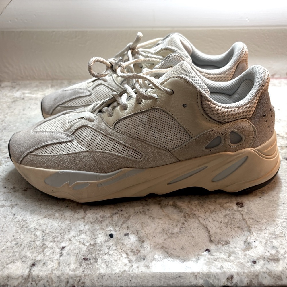Adidas yeezy 700 analog